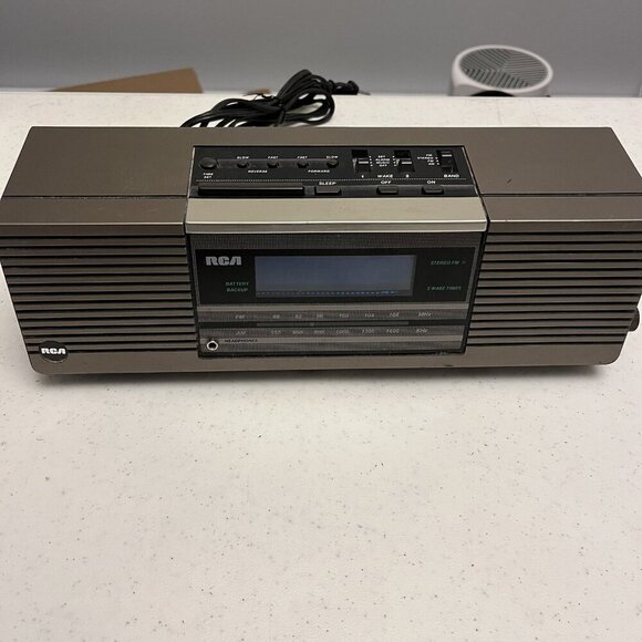 Vintage RCA RP-3822 AM/FM Radio‎ Dual Alarm Clock *Tested & Working - Picture 1 of 6